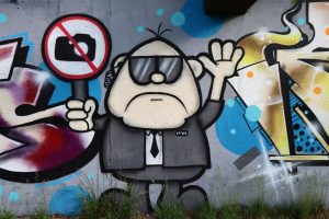 Murale di un uomo con occhiali privacy
